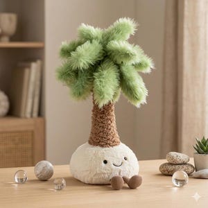 Può includere: Un peluche a forma di palma con una base morbida color crema caratterizzata da un viso sorridente ricamato e piccoli piedi marroni. Il tronco è realizzato in tessuto marrone testurizzato e la cima è composta da fronde in pelliccia sintetica.