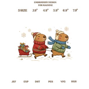 Può includere: Un disegno da ricamo per macchina con due capibara marroni in abiti invernali che trainano una slitta rossa piena di regali colorati. Il testo include EMBROIDERY DESIGN FOR MACHINE, 5 SIZE, 9,9 cm, 12,4 cm, 15 cm, 17,5 cm, 20,1 cm, JEF, EXP, DST, PES, VP3, HUS.