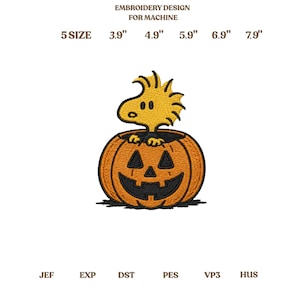 Op de afbeelding: Een borduurontwerp voor machines met een gele vogel die in een oranje pompoen met zwarte ogen en mond zit. De tekst bevat EMBROIDERY DESIGN FOR MACHINE, 5 SIZE, 3.9", 4.9", 5.9", 6.9", 7.9", JEF, EXP, DST, PES, VP3, HUS.
