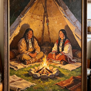 Puede incluir: Una pintura al óleo en un marco de madera oscura que representa a dos personas sentadas con las piernas cruzadas dentro de un tipi alrededor de una pequeña fogata. Las personas visten ropa tradicional con collares de cuentas.