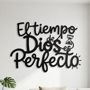 Peut inclure: Une enseigne murale noire affichant le texte espagnol "El tiempo de Dios es Perfecto" dans une police cursive et grasse. Le design comprend une petite icône de sablier à côté du mot "es" et un graphique en forme de soleil à la fin du mot "Perfecto".