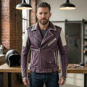 Könnte beinhalten: Eine violette Motorradjacke aus Leder mit cremefarbenen Ärmeln, silberfarbenen Metallnieten an Revers und Saum, einem asymmetrischen Frontreißverschluss, mehreren Reißverschlusstaschen, einer kleinen Pattentasche und einem Gürtel.