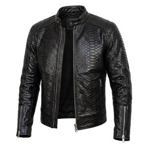 Herenjas van zwart leer met slangenprint | Luxe motorjas met pythonstructuur en gotische uitstraling