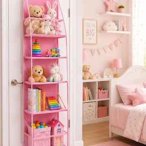 Peut inclure: Un organisateur rose suspendu à une porte, rempli de jouets, notamment des animaux en peluche, des livres et un train jouet. L'organisateur est accroché à une porte blanche dans une chambre rose. La pièce comprend également des étagères, un lit et un tapis.