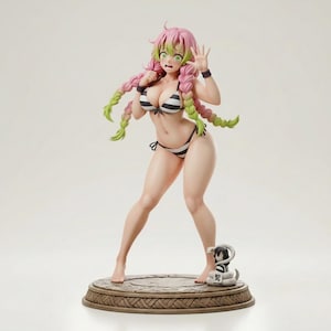 Puede incluir: Una figura de estilo anime de un personaje con cabello largo trenzado en rosa y verde, que viste un bikini a rayas blancas y negras. La figura se encuentra sobre una base circular texturizada junto a una pequeña serpiente blanca con un personaje.