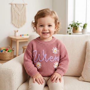 Anpassad babytröja med namn, handstickad tröja, personlig present till babyshower och nyfödda