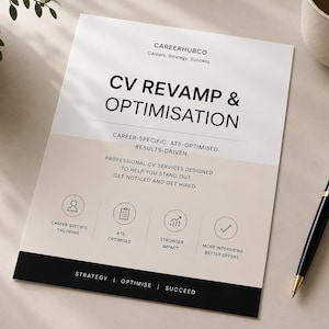 Puede incluir: Un documento titulado "CV REVAMP & OPTIMISATION" con el logotipo de CareerHubCo. El documento tiene una combinación de colores beige y negro, con viñetas e iconos. Un bolígrafo negro con detalles dorados está junto al documento, y una taza de café está en el fondo.