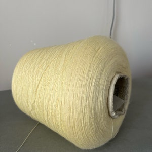 Gelbe Merinowolle mit Alpaca Italienisches Lieneapiu Fine Yarn auf Kone