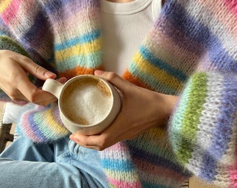 Modello PDF per cardigan in mohair arcobaleno / Cardigan con maniche a palloncino spesse / Modello per maglione oversize colorato / Modello lavorato dall'alto verso il basso