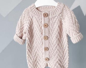 Modello PDF per tutina da neonato a maglia, modello per tutina senza cuciture, tutina a maglia Aran, modello per salopette da neonato, tutina a maglia per bambini piccoli