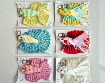 Schema per realizzare un pesce Betta all'uncinetto in formato PDF, schema per amigurumi di pesci, tutorial per realizzare un pesce combattente siamese all'uncinetto, decorazione per acquario, download immediato.