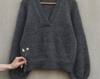 Modello PDF per maglione da weekend in mohair, modello per maglione lavorato dall'alto verso il basso, maglione con maniche a palloncino, pullover con scollo a V, adatto ai principianti