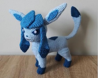 Schema all'uncinetto di Glaceon in PDF, schema amigurumi ispirato ai Pokémon, tutorial per realizzare un simpatico peluche di una creatura di ghiaccio, bambola all'uncinetto fai da te, download immediato