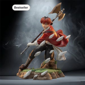 Puede incluir: Figura de un personaje sosteniendo un arma de asta con un hacha de doble filo. La figura viste una chaqueta roja, pantalones negros y botas marrones. La base es un terreno rocoso con parches verdes. La palabra "Bestseller" está en un óvalo blanco.