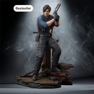 Könnte beinhalten: Detaillierte Figur einer Figur in blauem Hemd, schwarzer Hose und taktischer Weste, die eine Waffe hält. Die Figur steht auf einer Holzplattform mit dem Label "Bestseller". Der Sockel hat ein verwittertes Aussehen mit blutartigen Details.