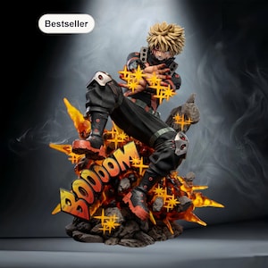 Puede incluir: Figura dinámica de un personaje con cabello rubio puntiagudo, vestido con un atuendo negro y rojo, en una pose de acción. La figura está rodeada de efectos en forma de estrella amarilla y la palabra "BOOOM". La base es un terreno rocoso.