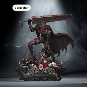 Puede incluir: Figura detallada de un guerrero con armadura negra y roja, sosteniendo una gran espada manchada de sangre. La figura se encuentra sobre una base detallada con calaveras y un símbolo. La palabra "Bestseller" está en un óvalo blanco.