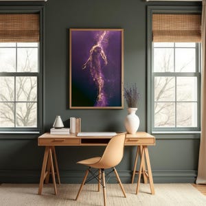 Peut inclure: Intérieur de bureau à domicile avec un bureau en bois, une chaise et une œuvre d'art encadrée. L'œuvre d'art présente un design abstrait violet et or. Un vase blanc avec de la lavande séchée est sur le bureau, ainsi que des livres et un petit objet décoratif blanc. La pièce a deux fenêtres avec des stores et des rideaux.