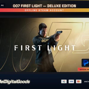 Könnte beinhalten: Werbebild für das PC-Spiel "007 First Light - Deluxe Edition". Das Bild zeigt einen Mann, der eine Waffe hält, mit dem Spieltitel deutlich sichtbar. Der Hintergrund ist goldfarben mit der Zahl "007" in großer Schrift. Der Text "OFFICIAL GAME" ist ebenfalls enthalten.