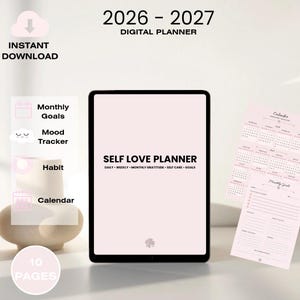 Può includere: Un'agenda digitale per il 2026-2027 intitolata Self Love Planner con sezioni per attività quotidiane, settimanali, gratitudine mensile, cura di sé e obiettivi. L'interfaccia è rosa chiaro con un'icona a forma di trifoglio. Include 10 pagine con obiettivi mensili, tracker dell'umore, tracker delle abitudini e layout di calendario.