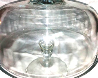 Stunning Clear pestal cake stand with Doom . Great for your wedding or any occasion. no chips or cracks.