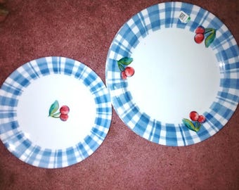 Dieses Corelle Obst-Mix & Match-Set enthält 4 Speiseteller und 4 Salatteller. Es ist mit einem Kirsch- und einem blau-karierten Rand verziert. 26 cm Corelle-Teller