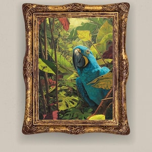 Puede incluir: Una obra de arte mural enmarcada que muestra un loro guacamayo azul vibrante anidado en un entorno de selva denso y exuberante lleno de varias hojas tropicales verdes y rojas, todo dentro de un marco ornamentado de color dorado y marrón.