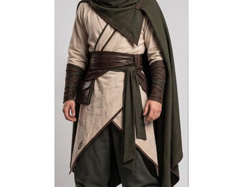 Maßgeschneiderter Förster-Umhang mit Kapuze und Wickeltunika | Mittelalterliches Fantasy-Magier-Cosplay-Kostüm | Halloween-Robe für gotischen Assassinen