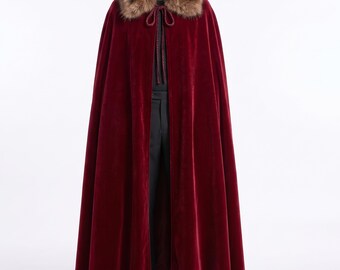 Maßgeschneiderter königsroter viktorianischer Vampir-Cosplay-Umhang | Schwarzer gotischer Mittelalter-Kunstpelzmantel | Dunkle Fantasy-Halloween-Dracula-Robe – Winter-LARP