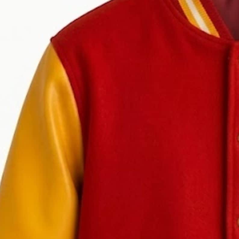 Chaqueta universitaria MJ Thriller, chaqueta de Michael Jackson estilo Letterman, abrigo bomber de lana rojo y amarillo, disfraz del Rey del Pop, estilo retro de los 80, eventos de cosplay y homenaje. imagen 3