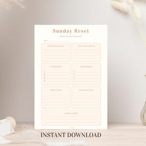 Könnte beinhalten: Eine beige druckbare Planerseite mit dem Titel "Sunday Reset" mit Abschnitten für den Wochenfokus, Prioritäten, Termine und Notizen. Der Text "Instant Download" steht unten. Das Design ist minimalistisch und beinhaltet eine neutrale Farbpalette.