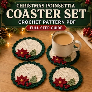 Könnte beinhalten: Ein Set aus drei runden gehäkelten Untersetzern mit cremefarbener Mitte, dunkelgrünem Wellenrand und einer roten Weihnachtssternblüte mit grünen Blättern und roten Beeren. Der Text lautet CHRISTMAS POINSETTIA COASTER SET CROCHET PATTERN PDF.