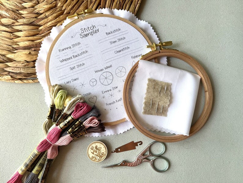 Puede incluir: Un kit de bordado con dos aros de madera, un trozo de tela blanca, un peque&ntilde;o trozo de fieltro con agujas, un peque&ntilde;o bot&oacute;n de madera con un dise&ntilde;o floral, un par de tijeras de bordar, un enhebrador de agujas y un paquete de hilo de bordar en varios colores.