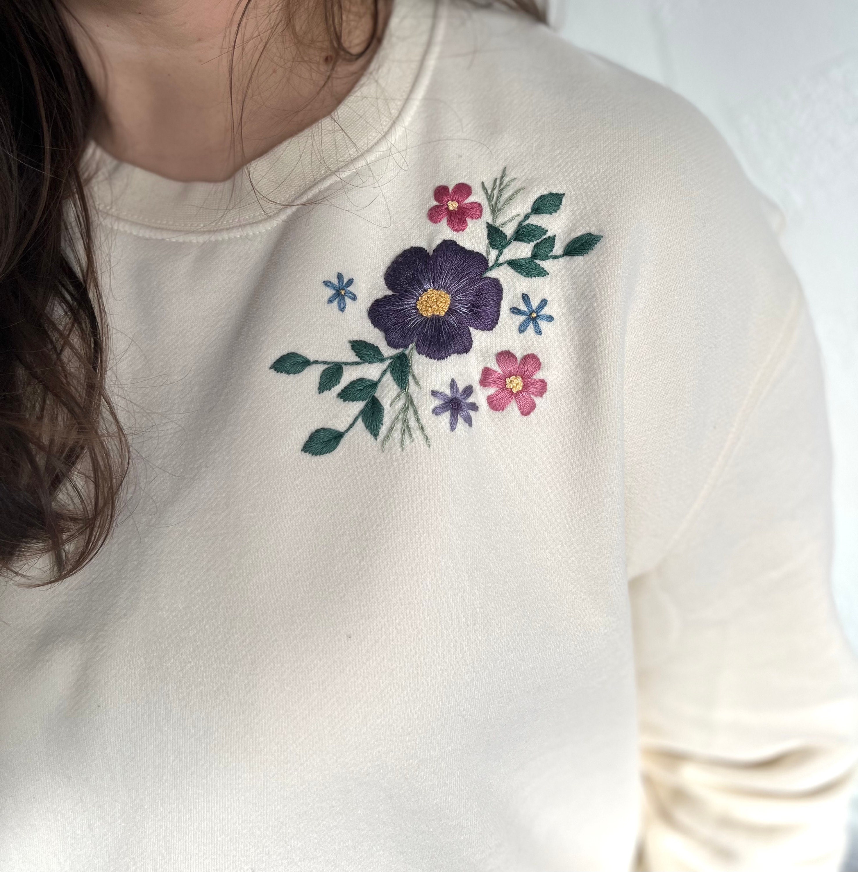 【GRAVER】Flower Dot Embroidery White Clip Sweatshirt UNISEX]Line flower dot embroidery sweatshirt - GRAVER | 60