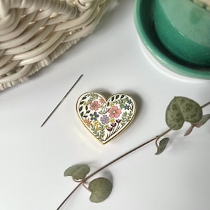Needle Minder Corazón Floral / Esmalte Dorado Magnético Needle Minder