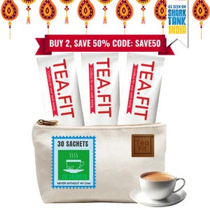 Könnte beinhalten: Drei weiße rechteckige Teebeutel mit der roten Aufschrift TEA.FIT, platziert hinter einem beigen Stoffbeutel mit einer blauen Briefmarkengrafik mit dem Text 30 SACHETS NEVER WITHOUT MY CHAI und einem braunen quadratischen Logo, sowie einer weißen Teetasse.