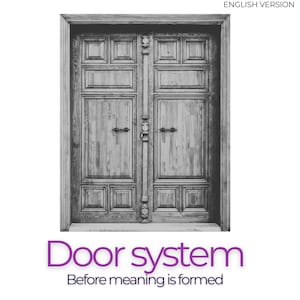 Puede incluir: Una imagen en blanco y negro de una puerta doble de madera con paneles rectangulares y manijas metálicas horizontales. El texto "Door system" y "Before meaning is formed" aparece debajo de la puerta. "ENGLISH VERSION" aparece en la esquina superior derecha.