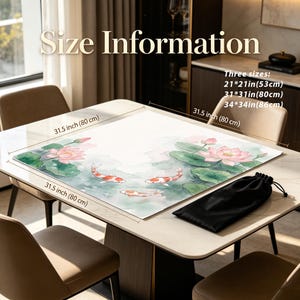 Puede incluir: Un tapete de mesa cuadrado con una ilustraci&oacute;n en acuarela de peces koi y flores de loto rosas sobre fondo blanco. El tapete muestra el texto Size Information y Three sizes: 21*21in(53cm), 31*31in(80cm), 34*34in(86cm) con l&iacute;neas de medida de 80 cm.