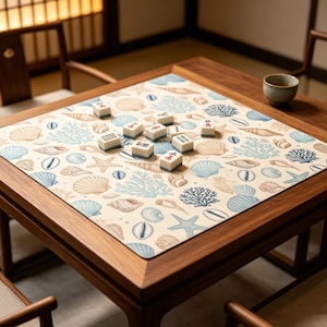 Tapete de Mahjong com Estampa Vintage de Conchas e Corais da Costa, em Tons Pastel de Azul e Bege, Estilo Tropical e Costeiro.
