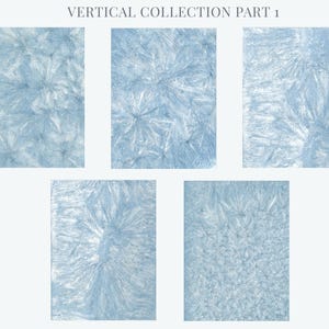 Op de afbeelding: Vijf verticale abstracte kunstprints met een lichtblauw en wit kristallijn patroon. De tekst "VERTICAL COLLECTION PART 1" staat bovenaan. De prints hebben een textuur, ijzig uiterlijk, dat lijkt op vorst of ijskristallen.
