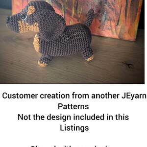 Puede incluir: Una peque&ntilde;a figura de perro salchicha tejida a ganchillo con hilo marr&oacute;n oscuro y beige. El juguete presenta un cuerpo largo, patas cortas, orejas ca&iacute;das y ojos de pl&aacute;stico negro. El texto dice: Customer creation from another JEyarn Patterns Not the design included in this Listings Shared with permission.