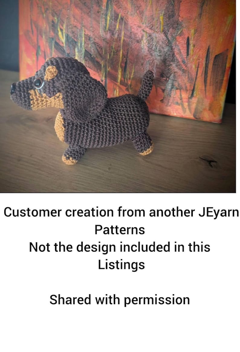 Puede incluir: Una peque&ntilde;a figura de perro salchicha tejida a ganchillo con hilo marr&oacute;n oscuro y beige. El juguete presenta un cuerpo largo, patas cortas, orejas ca&iacute;das y ojos de pl&aacute;stico negro. El texto dice: Customer creation from another JEyarn Patterns Not the design included in this Listings Shared with permission.
