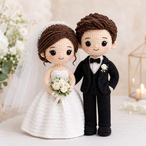 Può includere: Decorazioni per torta nuziale all'uncinetto di una sposa e uno sposo. La sposa indossa un abito bianco, un velo e una fascia di perle, tenendo in mano un bouquet. Lo sposo è in smoking nero con papillon e boutonnière. Entrambi hanno i capelli castani e sorridono.
