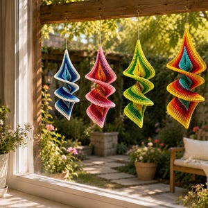 Puede incluir: Cuatro adornos en espiral de ganchillo colgantes en distintas paletas de colores: azul y blanco, rosa y rojo, verde y amarillo, y un patr&oacute;n de arco&iacute;ris multicolor. Cada pieza presenta un dise&ntilde;o geom&eacute;trico retorcido y suspendido.