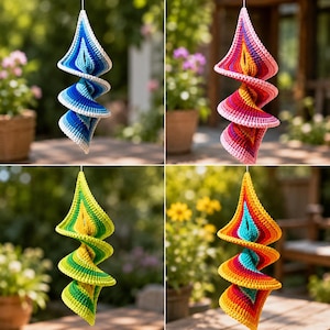 Puede incluir: Cuatro adornos colgantes de ganchillo en forma de espiral con distintas paletas de colores: uno en tonos azules y blancos, otro en rosa, naranja y morado, otro en amarillo y verde, y uno en colores arco&iacute;ris de rojo, naranja, amarillo y azul.