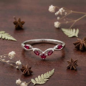 Ring met robijn en 925 zilveren edelsteen, marquisevormige ring met bloem- en bladmotief, elegante ring met rode steen, verfijnde ring, cadeau voor haar