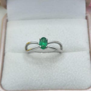 Minimalistische ovale smaragdring in sterling zilver, delicate groene edelsteen solitaire ring, gespleten ringband met oneindigheidsmotief, jubileumcadeau voor haar