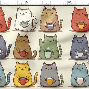 Op de afbeelding: Een herhalend patroon van cartoonkatten in verschillende kleuren, elk met een kopje koffie of thee. De katten hebben verschillende kleuren vacht, waaronder rood, wit, bruin, groen en blauw. De achtergrond is lichtbeige.