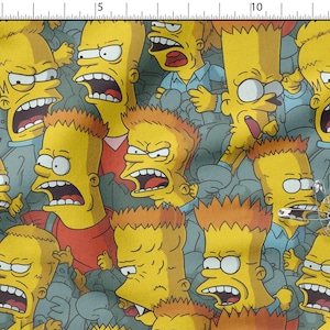 Op de afbeelding: Stof met een herhalend patroon van Bart Simpsons gezicht in verschillende uitdrukkingen. Het gele gezicht van het stripfiguur en zijn stekelige oranje haar zijn prominent aanwezig tegen een blauwgrijze achtergrond. Barts mond staat open in een schreeuw.