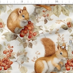 Op de afbeelding: Stof met een aquarelontwerp met herhaalde eekhoorns, bessen en bladeren in bruin, oranje en groen. Het patroon heeft een vintage, herfstachtig gevoel, ideaal voor woondecoratie of knutselprojecten.